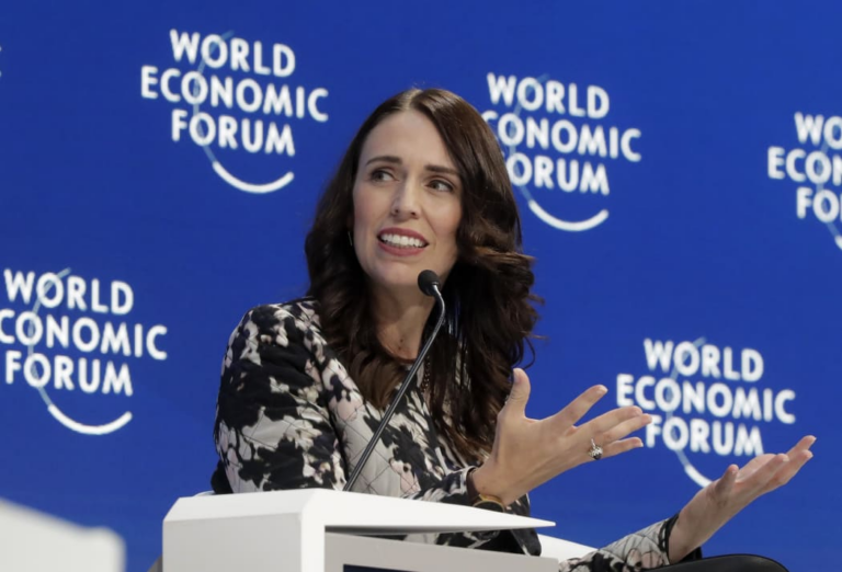 Nouvelle-Zélande : la succube de Davos Jessica Ardern décrète la taxation des pets de vache pour faire baisser la température quelque part