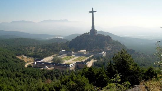 La plus grande croix du monde sous la menace du gouvernement républicain espagnol, l’accusant d’être un symbole de «catholicisme national»