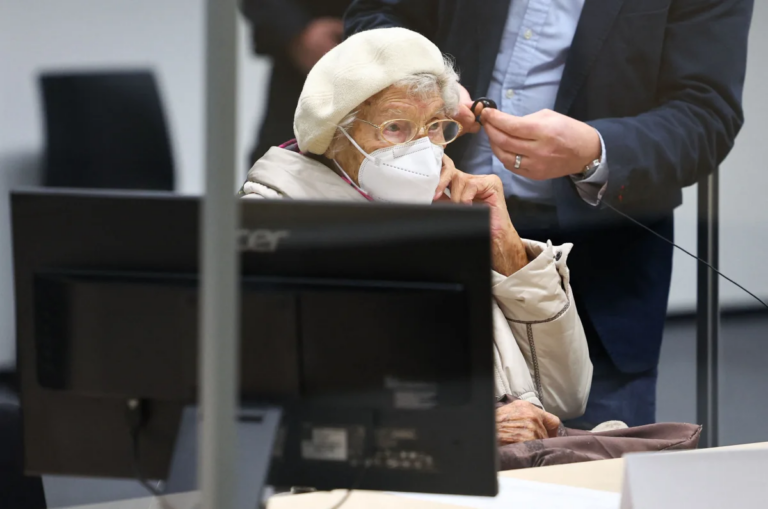 Allemagne occupée : une mamie de 97 ans condamnée à 2 ans de prison pour avoir tué de fatigue et de faim 10 000 personnes avec sa machine à écrire sur l’ordre d’Adolf Hitler