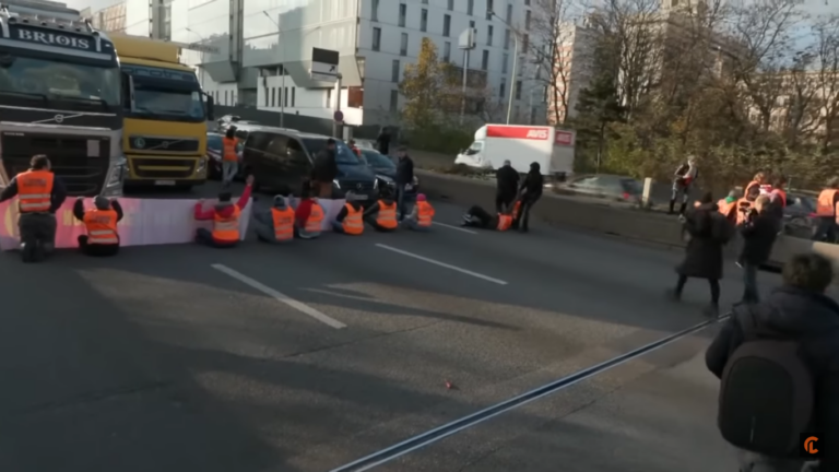 La justice française donne aux climato-terroristes de Davos l’autorisation de bloquer les routes