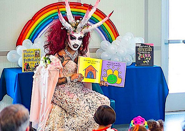 Rencontrez l&rsquo;armée des Juifs défendant l&rsquo;heure du conte Drag Queen contre les « suprémacistes blancs »