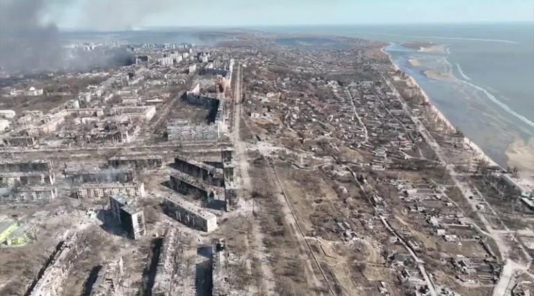 Une jeune fille expulsée de Marioupol vers la Russie est forcée d’embrasser le commandant de l&rsquo;Armée rouge responsable de la destruction de sa maison