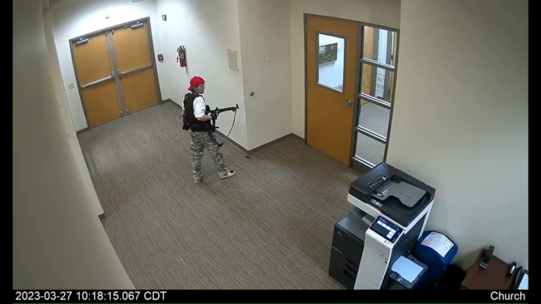 Nashville Tennessee : une malade mentale terroriste 2ELGBTQQIA+ attaque une école chrétienne hétérosexuelle et tue 6 personnes dont 3 enfants / Fox News permet à un militant anti-armes d&rsquo;interrompre la diffusion en direct afin de récupérer l&rsquo;événement / Le contrôle des armes