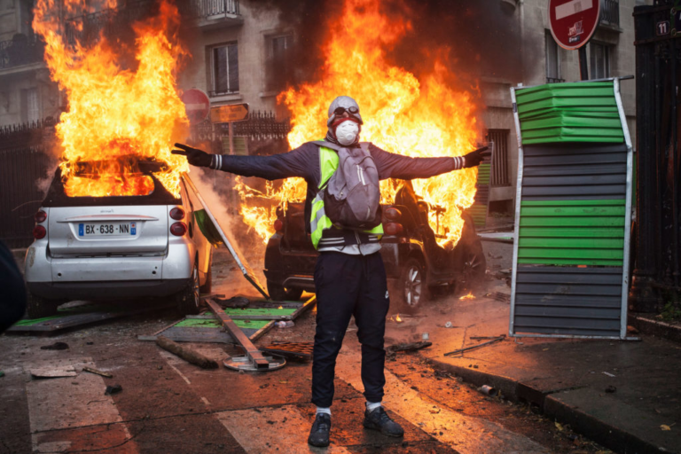 Les juifs derrières le gouvernement américain sont responsables des émeutes contre la race blanche en France