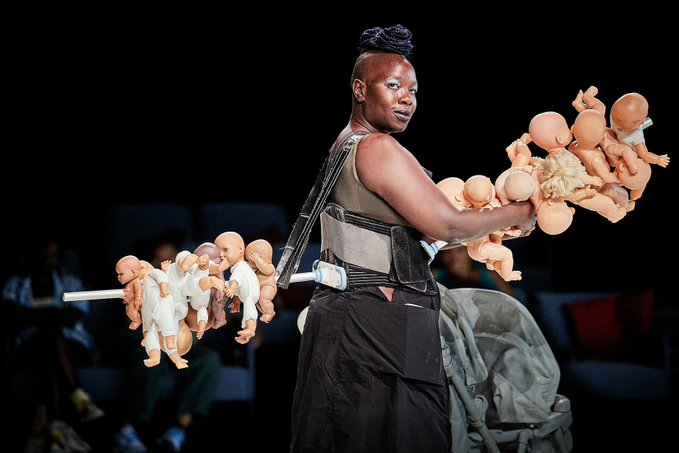Festival international du spectacle vivant contemporain d&rsquo;Avignon : une femme noire obèse met en scène le génocide des enfants blancs