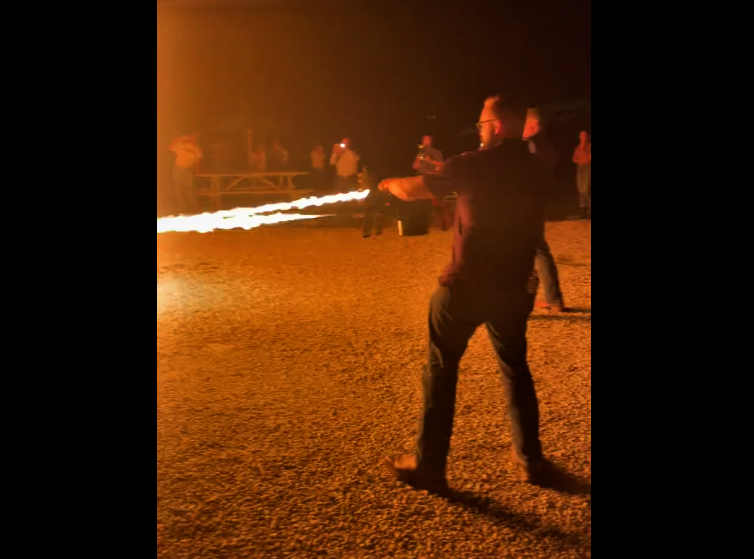 Les juifs sont très en colère après qu&rsquo;un candidat Républicain au poste de gouverneur du Missouri promet de brûler des livres pédo-LGBT au lance-flamme !