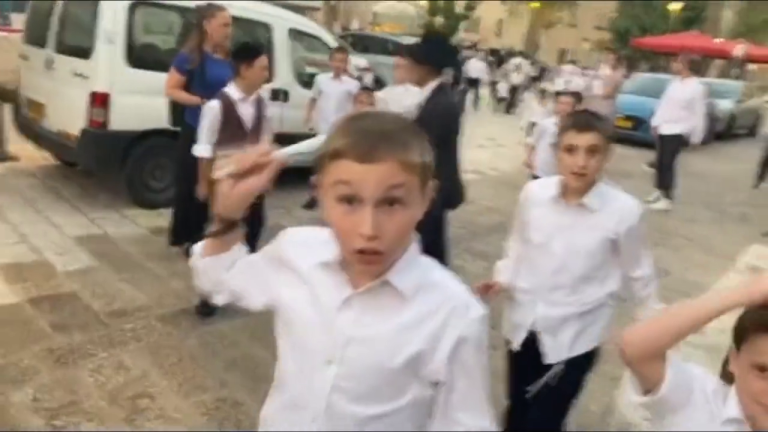Des enfants juifs attaquent des missionnaires chrétiennes en Israël