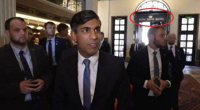 La juiverie sioniste se fout carrément de la gueule des Anglais en hébergeant leur PM à l’hôtel King David de Jérusalem, site de la sanglante attaque terroriste juive de 1946