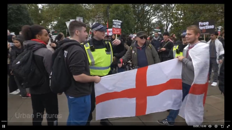 La police londonienne menace d’arrestation les personnes arborant un drapeau anglais pour «racisme»
