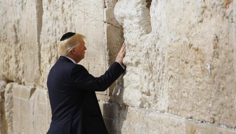 Sioniste ZOG Donald Trump explique comment Israël «chérit la vie, est complètement innocent et que s&rsquo;il était encore au pouvoir, il apporterait encore plus d’aide à Israël et bombarderait déjà l’Iran»