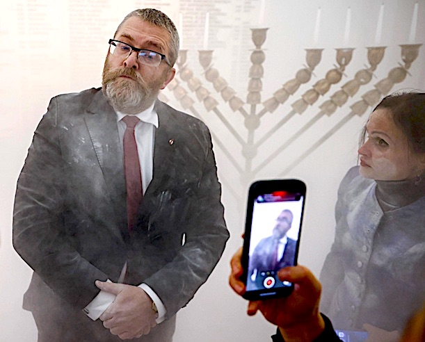 Au Parlement, un député polonais éteint la menorah de la secte satanique à l&rsquo;extincteur tandis que le Congrès américain organise pour la première fois l&rsquo;éclairage de la menorah du Capitole