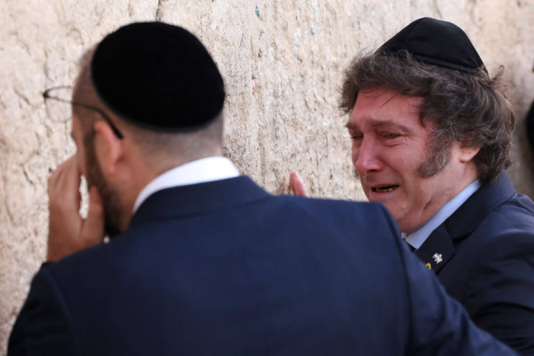 En Israël, le dégénéré libertarien à la tête de l’Argentine appelle de ses voeux la domination totale juive mondiale