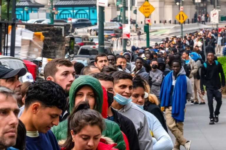 20 % des hôtels de New York sont désormais des refuges pour migrants / Forte pression sur les coûts d’aide sociale au Québec / Le comptoir alimentaire de Drummondville croule sous les demandes d&rsquo;aides liées à l&rsquo;immigration