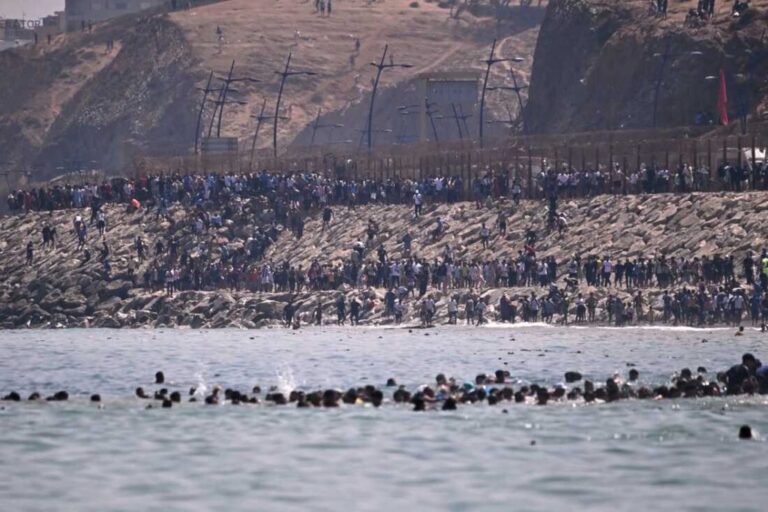 Migration instrumentalisée ? 50 000 hommes en âge de combattre envahissent une enclave espagnole sans ravitaillement, provoquant chaos et émeutes